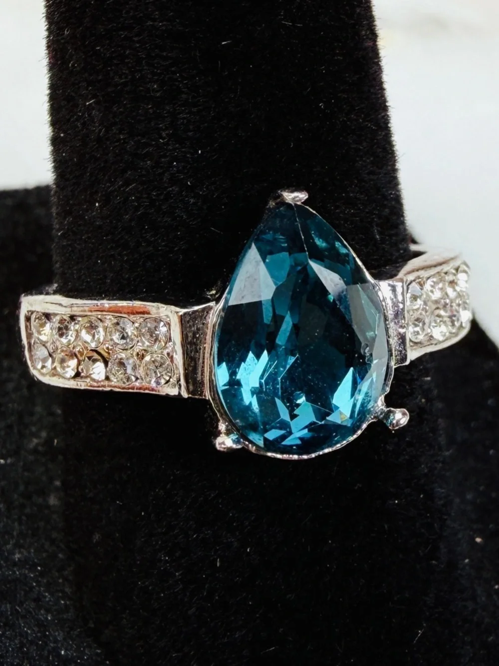 Silvertone with bling costume pear-shaped center ring size 7 3/4